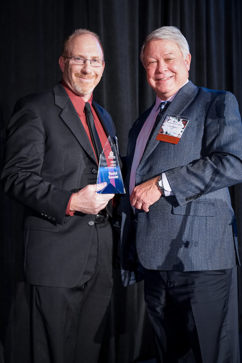 MBAKS 2021 Board Installation & Gala. Curt Maier (Award Sponsor IBA Inc) and Spirit of Service Awardee Todd Levitt. Photo by Alabastro Photography.